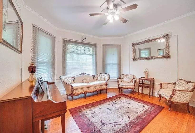 Charming Champaign Victorian W/ Deck!