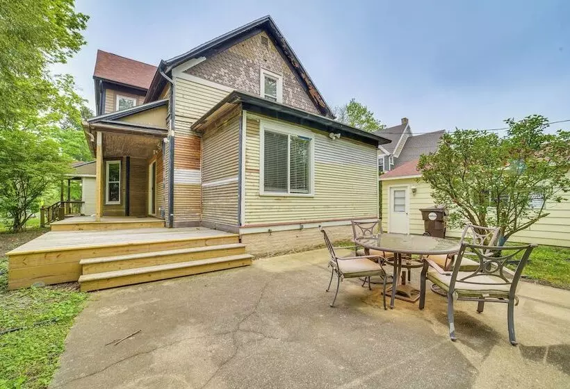 Charming Champaign Victorian W/ Deck!