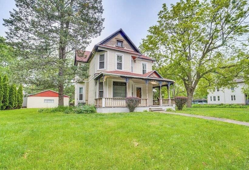 Charming Champaign Victorian W/ Deck!