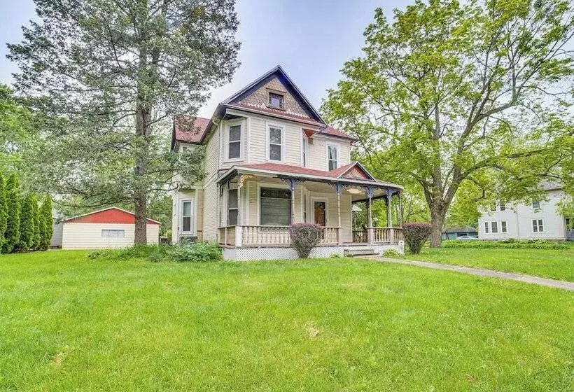 Charming Champaign Victorian W/ Deck!