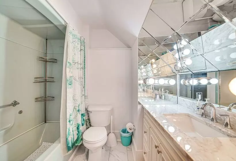 Charming Champaign Victorian W/ Deck!