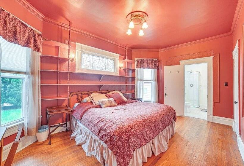 Charming Champaign Victorian W/ Deck!