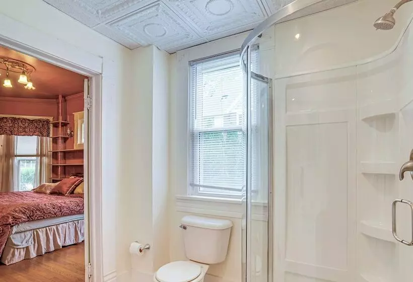 Charming Champaign Victorian W/ Deck!