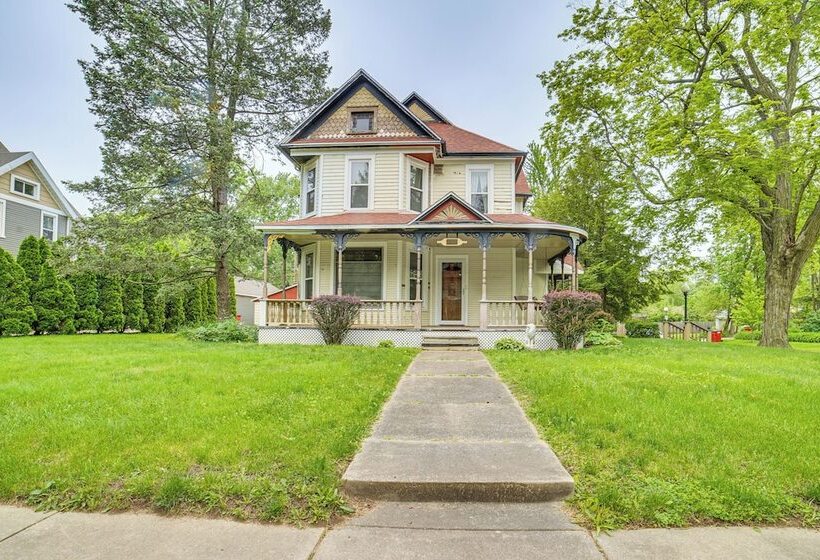 Charming Champaign Victorian W/ Deck!