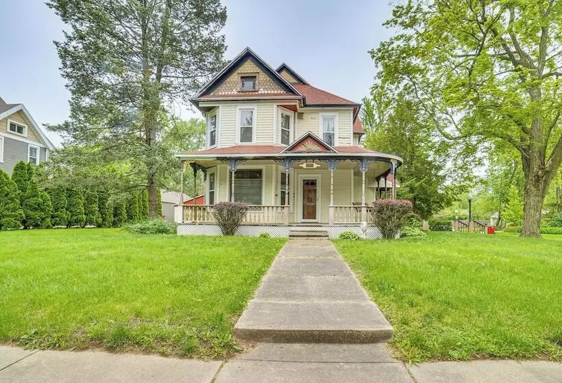 Charming Champaign Victorian W/ Deck!