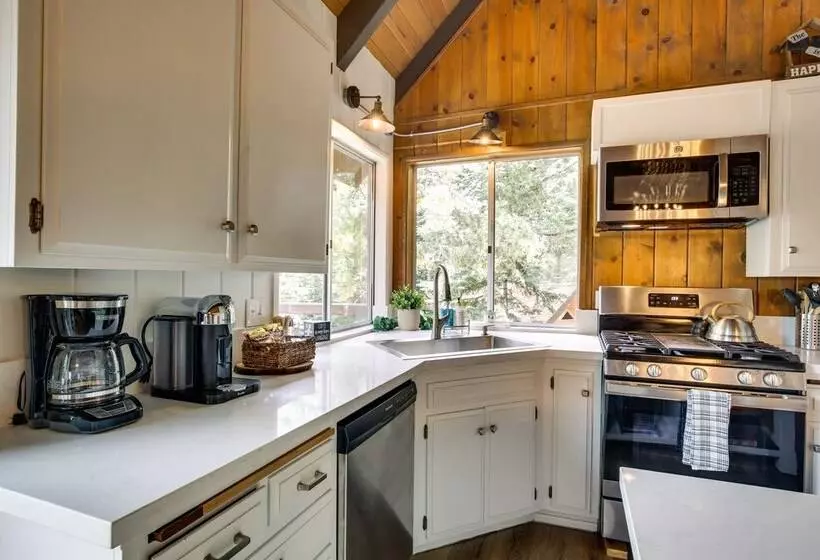 Cozy & Chic Lake Arrowhead Cabin W/ Deck!