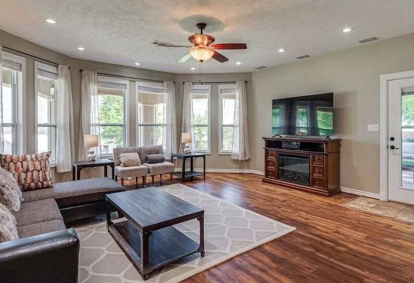 Family Friendly Lake Livingston Retreat W/ Patio!