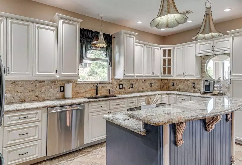 Family Friendly Lake Livingston Retreat W/ Patio!