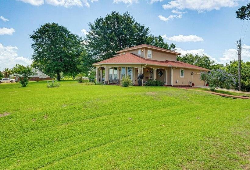 Family Friendly Lake Livingston Retreat W/ Patio!