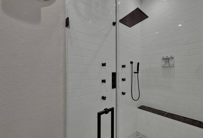 The Bentley Hotel   James Bond Suite   Pool View