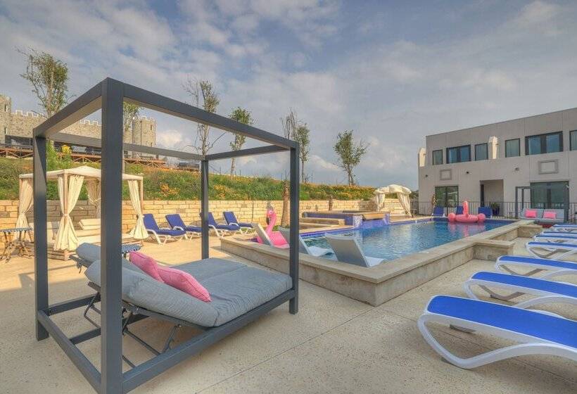 The Bentley Hotel   James Bond Suite   Pool View