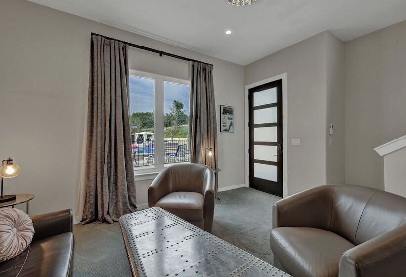 The Bentley Hotel   James Bond Suite   Pool View