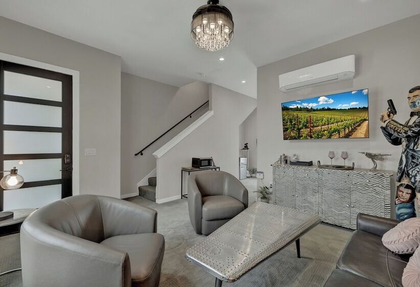 The Bentley Hotel   James Bond Suite   Pool View