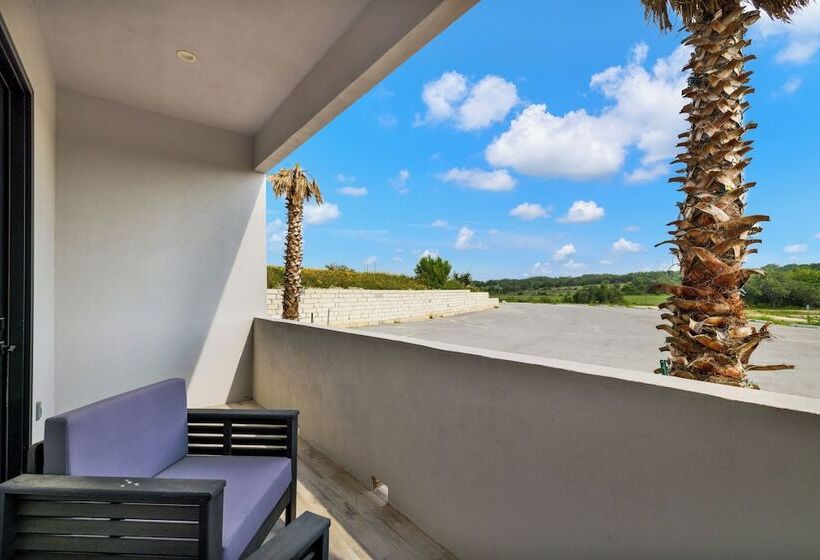 The Bentley Hotel   James Bond Suite   Pool View