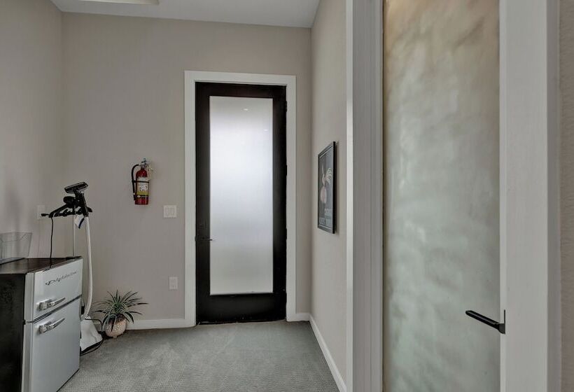 The Bentley Hotel   James Bond Suite   Pool View