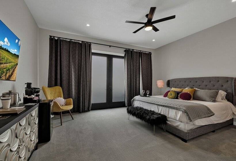 The Bentley Hotel   Mona Lisa Room   Pool View