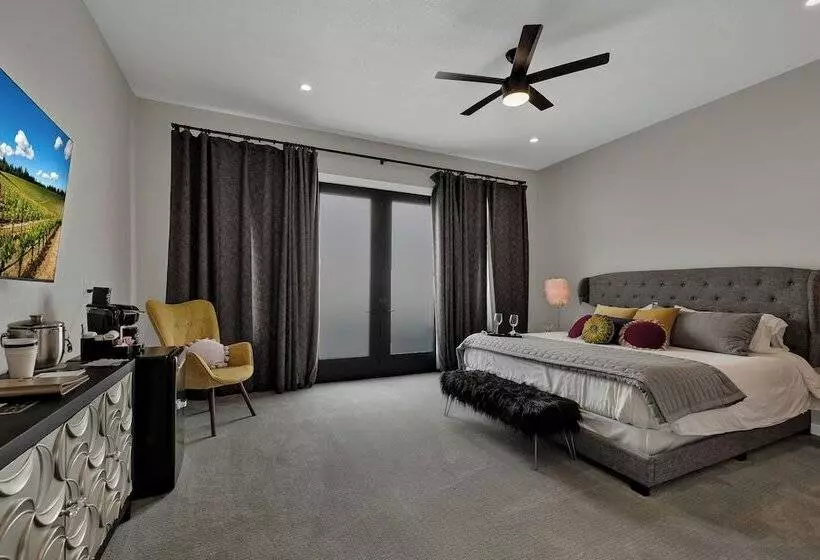 The Bentley Hotel   Mona Lisa Room   Pool View