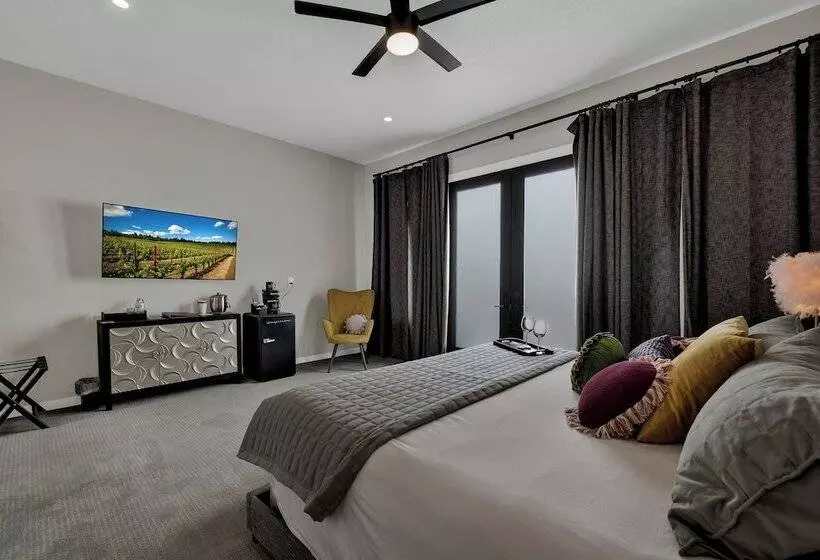 The Bentley Hotel   Mona Lisa Room   Pool View