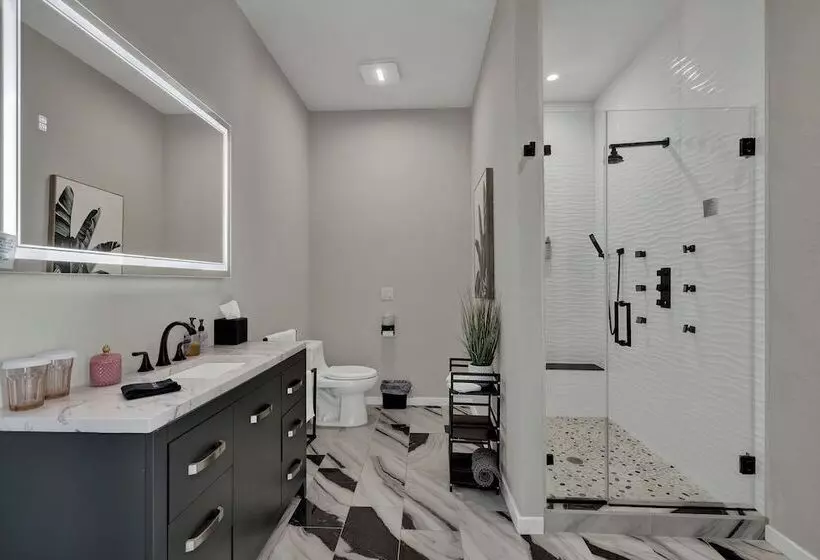 The Bentley Hotel   Mona Lisa Room   Pool View