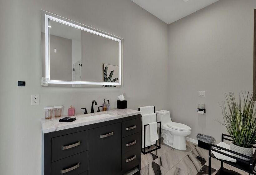 The Bentley Hotel   Mona Lisa Room   Pool View