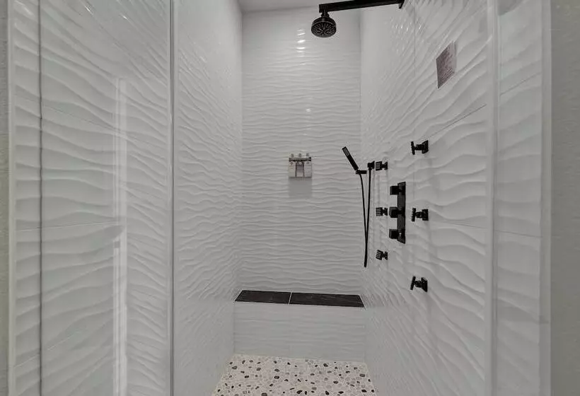 The Bentley Hotel   Mona Lisa Room   Pool View