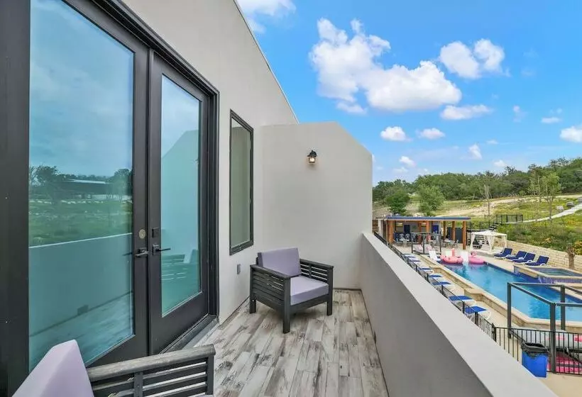 The Bentley Hotel   Mona Lisa Room   Pool View