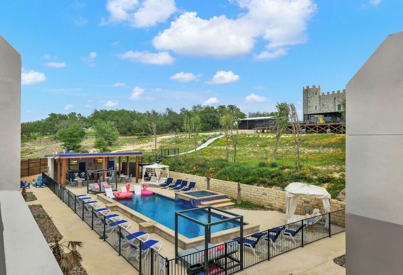 The Bentley Hotel   Mona Lisa Room   Pool View