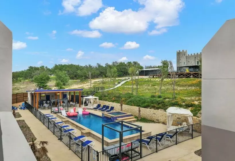 The Bentley Hotel   Mona Lisa Room   Pool View