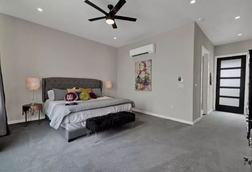 The Bentley Hotel   Mona Lisa Room   Pool View