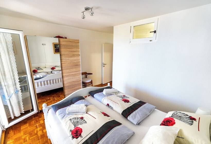 בית מלון כפרי Beach House Apartments Vodice