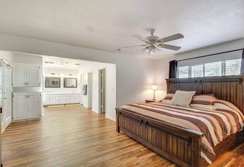 Deck + Pool Table: Pinetop Lakeside Nature Escape