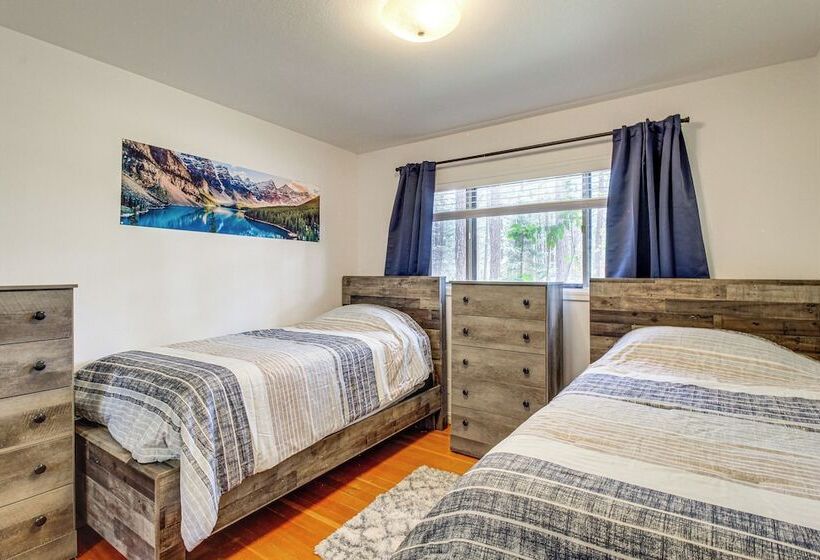 Deck + Pool Table: Pinetop Lakeside Nature Escape