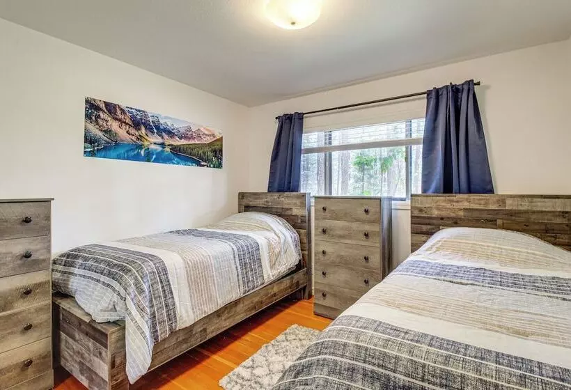 Deck + Pool Table: Pinetop Lakeside Nature Escape