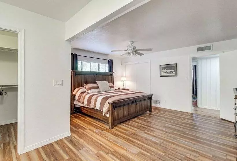 Deck + Pool Table: Pinetop Lakeside Nature Escape