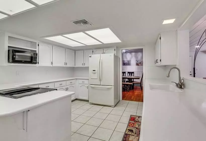 Deck + Pool Table: Pinetop Lakeside Nature Escape