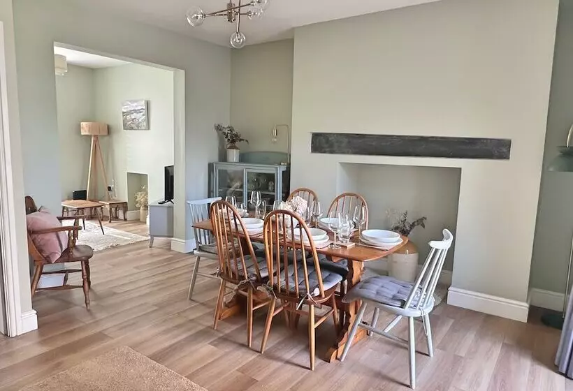 Residenssi Charming 3 Bed Townhouse Near Llanddwyn Beach