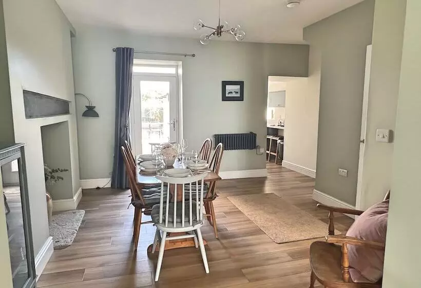 Residenssi Charming 3 Bed Townhouse Near Llanddwyn Beach