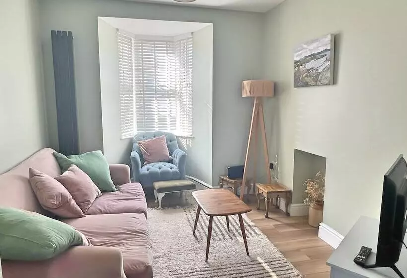 Residenssi Charming 3 Bed Townhouse Near Llanddwyn Beach