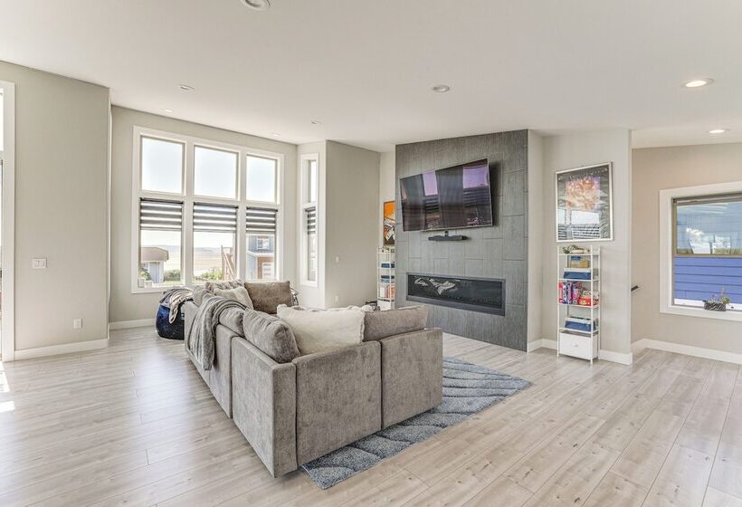 Sleek Ferndale Home W/ Ocean & Mountain Views!