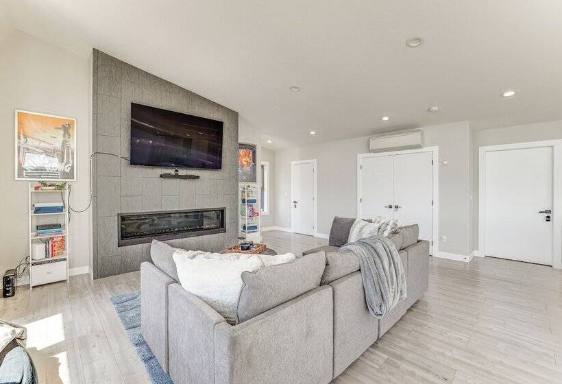 Sleek Ferndale Home W/ Ocean & Mountain Views!