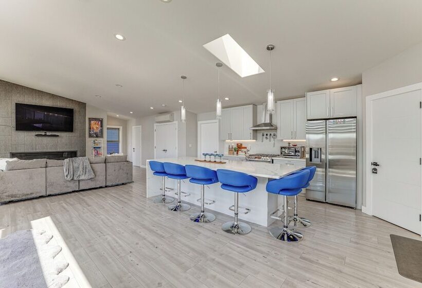 Sleek Ferndale Home W/ Ocean & Mountain Views!