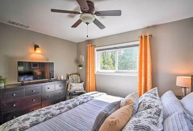 Tree Lined Twin Peaks Cottage W/ Custom Stream