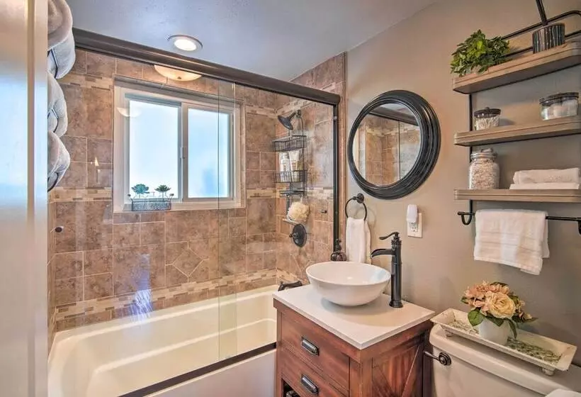 Tree Lined Twin Peaks Cottage W/ Custom Stream