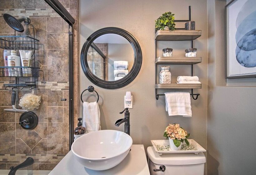 Tree Lined Twin Peaks Cottage W/ Custom Stream