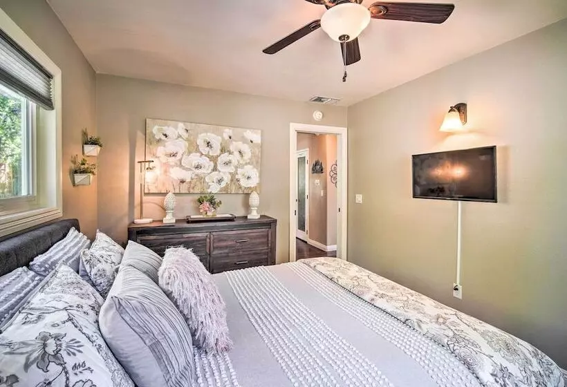 Tree Lined Twin Peaks Cottage W/ Custom Stream