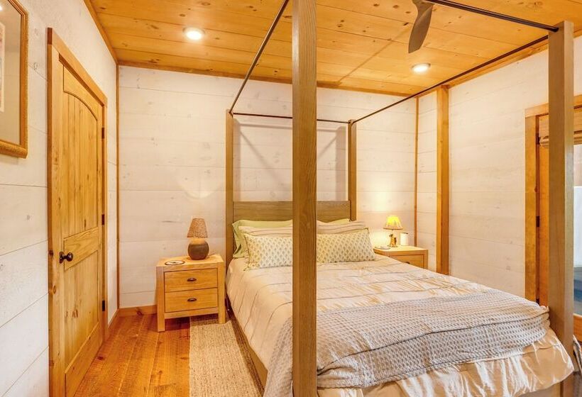 Blue Ridge Cabin W/ Hot Tub, Deck & Mountain Views