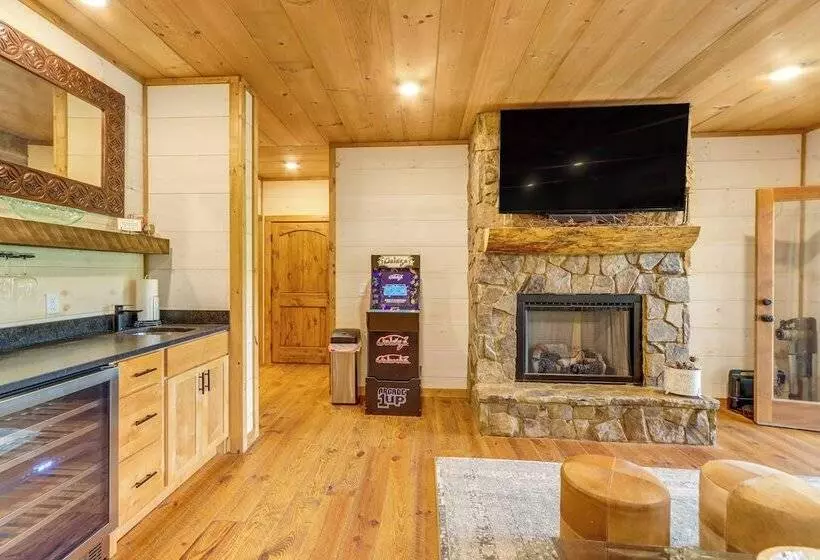 Blue Ridge Cabin W/ Hot Tub, Deck & Mountain Views