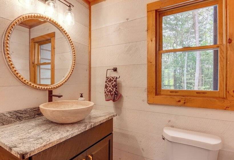 Blue Ridge Cabin W/ Hot Tub, Deck & Mountain Views