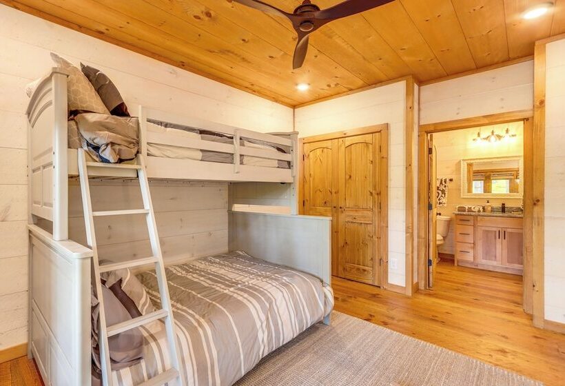 Blue Ridge Cabin W/ Hot Tub, Deck & Mountain Views