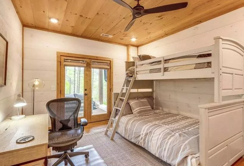 Blue Ridge Cabin W/ Hot Tub, Deck & Mountain Views